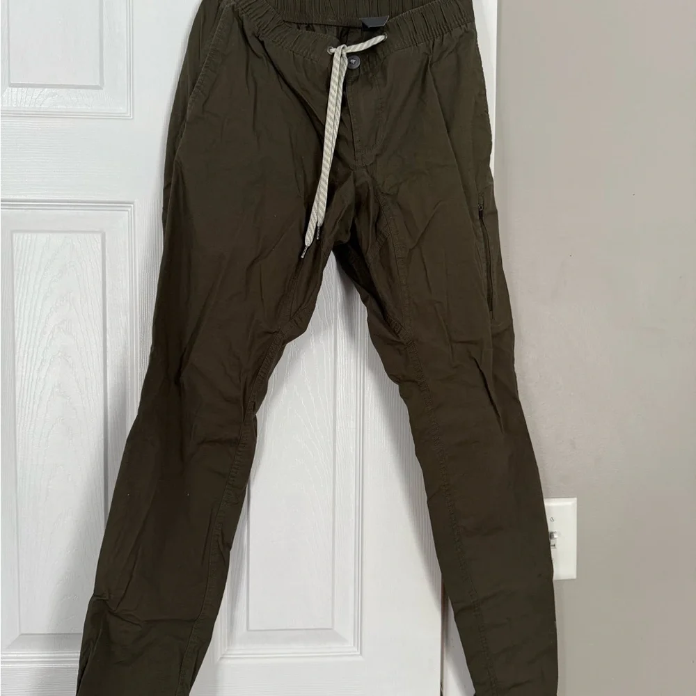 Vuori Olive Athletic Olive Cargo Jogger Pants Outdoor Hiking - Picture 6 of 9